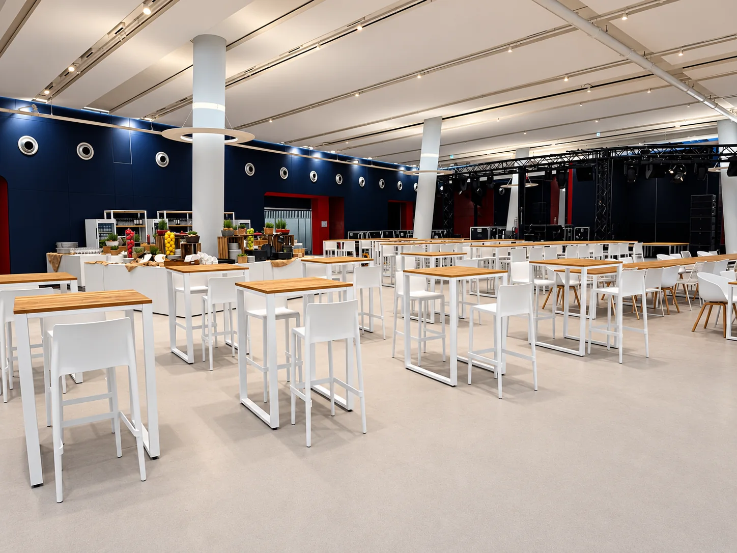 Reihen aus weißen Hochtischen mit Holzplatten und weißen Barhockern im Cruise Center HafenCity