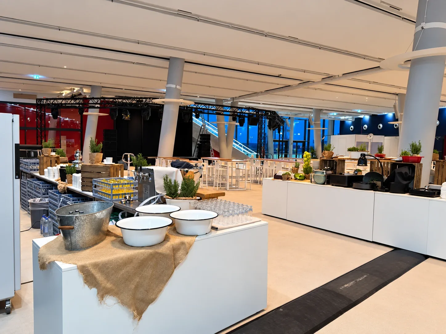 Buffetbereich mit weißen Theken, Schalen, Gläsern und Holzaufbauten im Cruise Center HafenCity