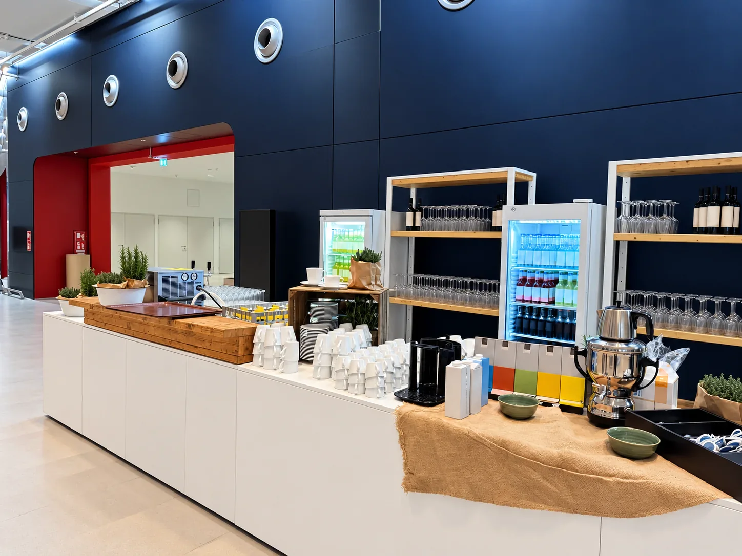 Lange weiße Kaffee- und Getränketheke mit Regalen, Gläsern und Getränkekühlschränken im Cruise Center HafenCity