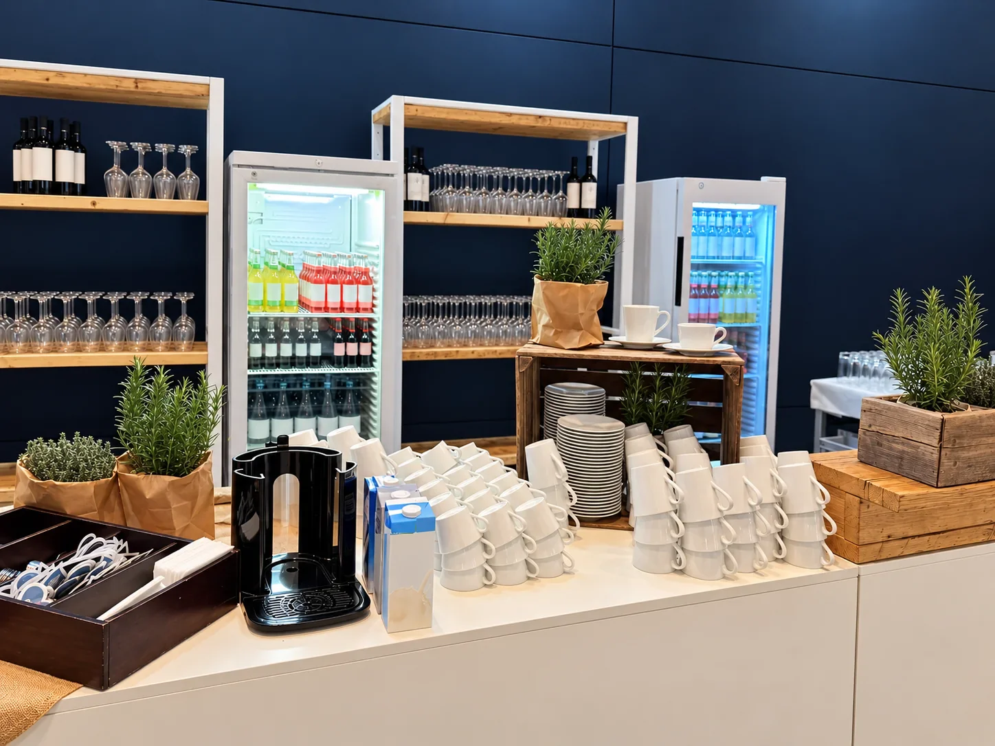 Detailansicht der Kaffeetheke mit weißen Tassen, Tellern und Holzaufbauten im Cruise Center HafenCity